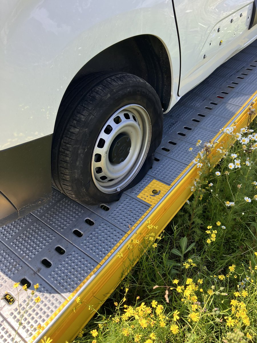 wis_robertvdA's tweet image. A2 li nabij de Lucht #Zaltbommel busje kapotte band Berger ter plaatse @RWSverkeersinfo