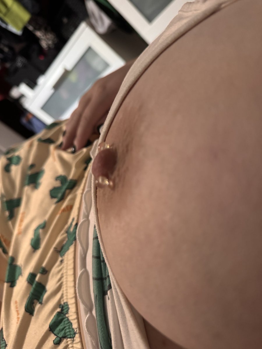 Die Frage ist was hat für diesen steifen Nippel gesorgt? 😮‍💨
Ich bin auf eure Antworten gespannt und ich kann euch so viel verraten: es gibt ein 5 Minuten Video darüber 😈😈😈

#bbw #curvy #Bigboobs #NaturalBoobs #nsfwtwt #repostme #retweetme
