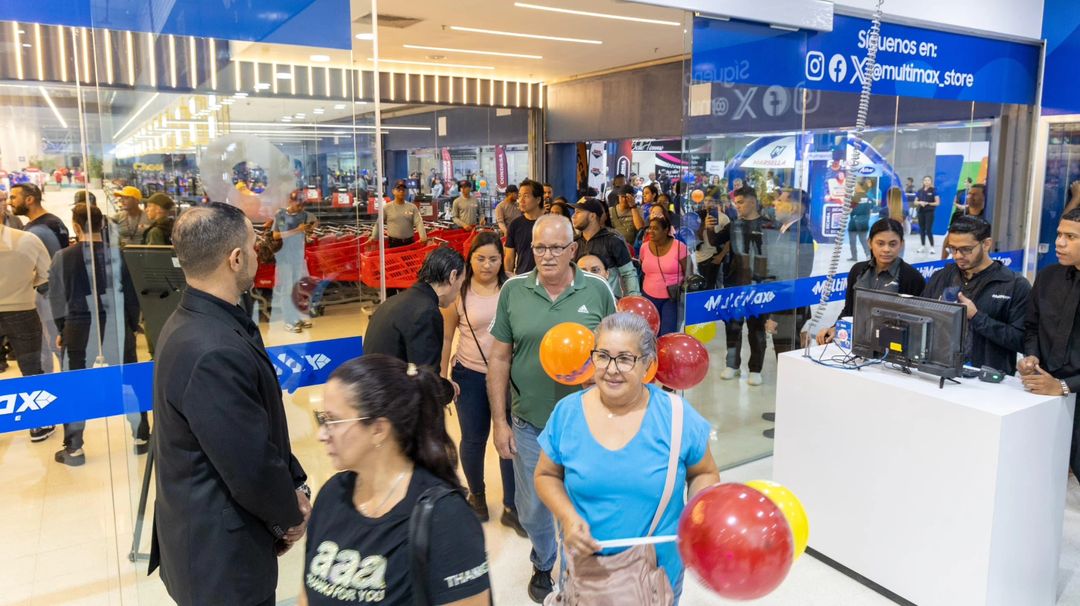 DaggaNasar's tweet image. Caracas, nunca dejas de sorprenderme ✨

Gracias a los Caraqueños por su cariño y por acompañarnos una vez más en la apertura de nuestra nueva tienda @multimax_store en Plaza Venezuela 🙌

Seguimos creyendo en nuestro país y su gente 🇻🇪

#NasarDagga #MultiMaxStore #Venezuela