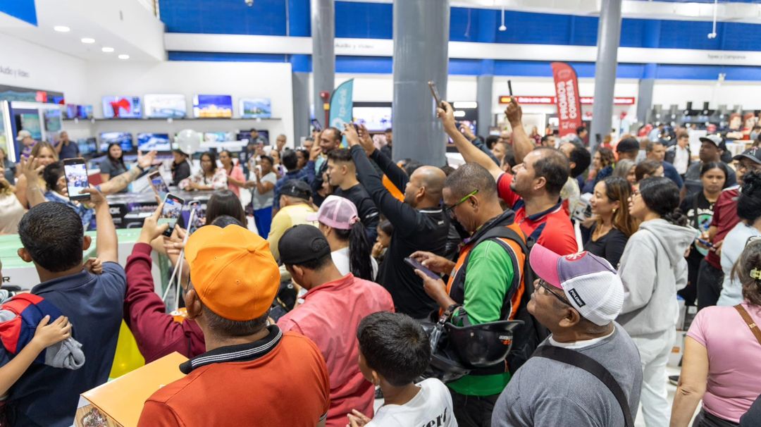 DaggaNasar's tweet image. Caracas, nunca dejas de sorprenderme ✨

Gracias a los Caraqueños por su cariño y por acompañarnos una vez más en la apertura de nuestra nueva tienda @multimax_store en Plaza Venezuela 🙌

Seguimos creyendo en nuestro país y su gente 🇻🇪

#NasarDagga #MultiMaxStore #Venezuela