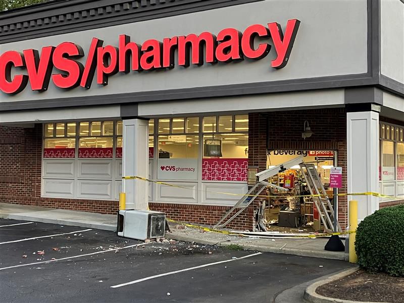 Estrellan camión de mudanza contra farmacia en Cobb para robar cajero automático: shorturl.at/ASHkK