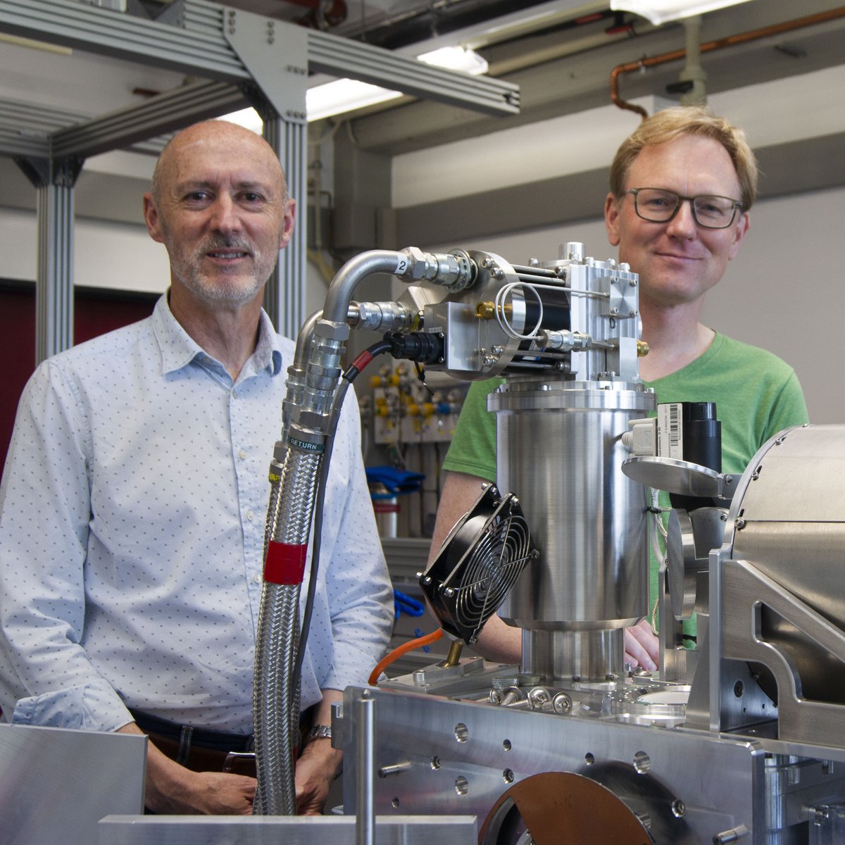 MPIfR_Bonn's tweet photo. Am MPIfR wird ein 3 mm-Empfänger für das #APEX-#Teleskop entwickelt. Rund 15 Physiker und Ingenieure arbeiten daran. Der Empfänger filtert und verstärkt #Radiosignale aus dem All. Transport nach #Chile: August, Installation: September, #VLBI-Test: Oktober. #StayTuned https://t.co/soxopDKbZz