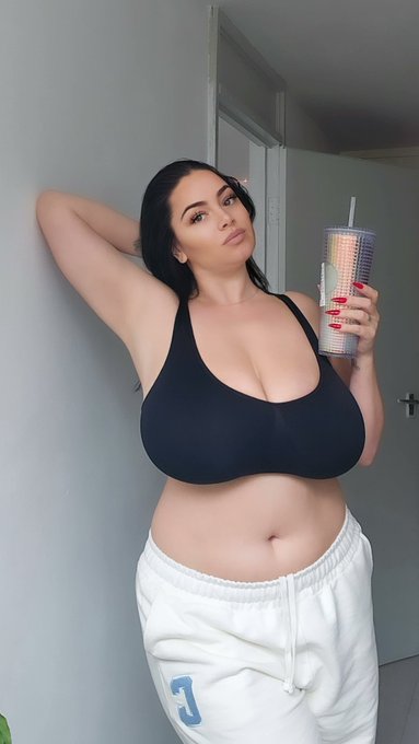 Comfy fit for the day and matcha latte 😋 😍 #wednesdaythought https://t.co/UaKcxXM9YC<a href="/tag/wednesdaythought"class="tags">#wednesdaythought</a>