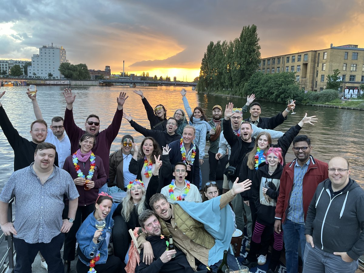 Unser diesjähriges Sommerfest war wirklich ein besonderes Erlebnis! 🌞
Mit Aperol Spritz und einem vollen Grill genossen wir die Sonne bei einer Bootsfahrt auf der Spree 🛥️
Danke für die tolle Zeit und ein besonderer Dank an Josi für die Organisation ❤️