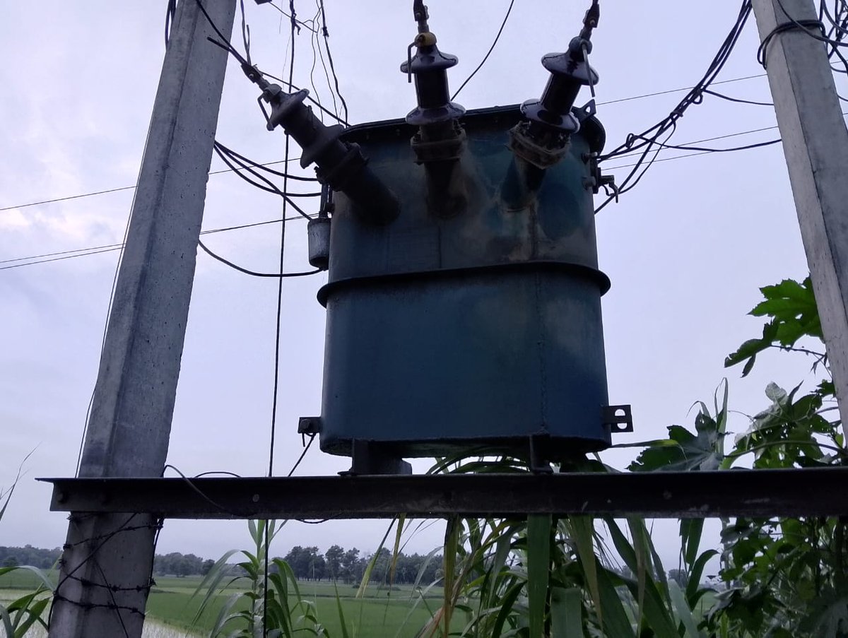 INDIAPOWERNEWS4's tweet photo. @UPPCLLKO
@DmMaharajganj
@myogiadityanath
महराजगंज:निचलौल क्षेत्र के बोदना में कई दिनों से जला ट्रांसफार्मर, ग्रामीणों के द्वारा शिकायत के बावजूद नहीं बदला गया ट्रांसफार्मर https://t.co/aAA8IM9dHW