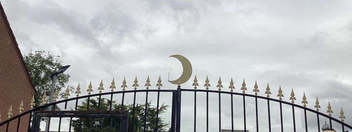 Year2Markeaton's tweet photo. We impressed our teachers at Derby Jamia Mosque with everything we’ve learnt this year about the Islamic faith and it was interesting to see the minarets, tasbihs, the prayer mat carpet and the crescent moon and star. #MPSRE https://t.co/uG2fAuF6i8