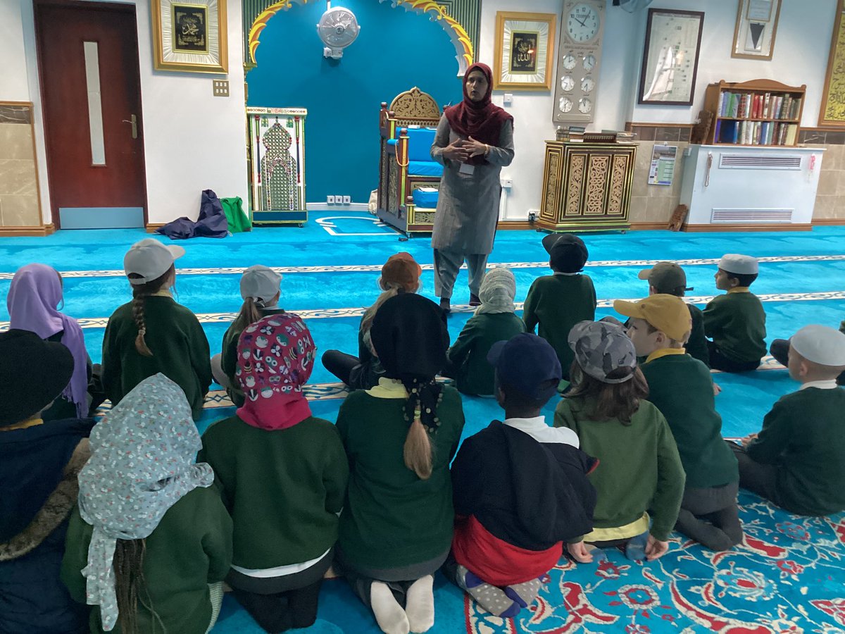 Year2Markeaton's tweet photo. We impressed our teachers at Derby Jamia Mosque with everything we’ve learnt this year about the Islamic faith and it was interesting to see the minarets, tasbihs, the prayer mat carpet and the crescent moon and star. #MPSRE https://t.co/uG2fAuF6i8
