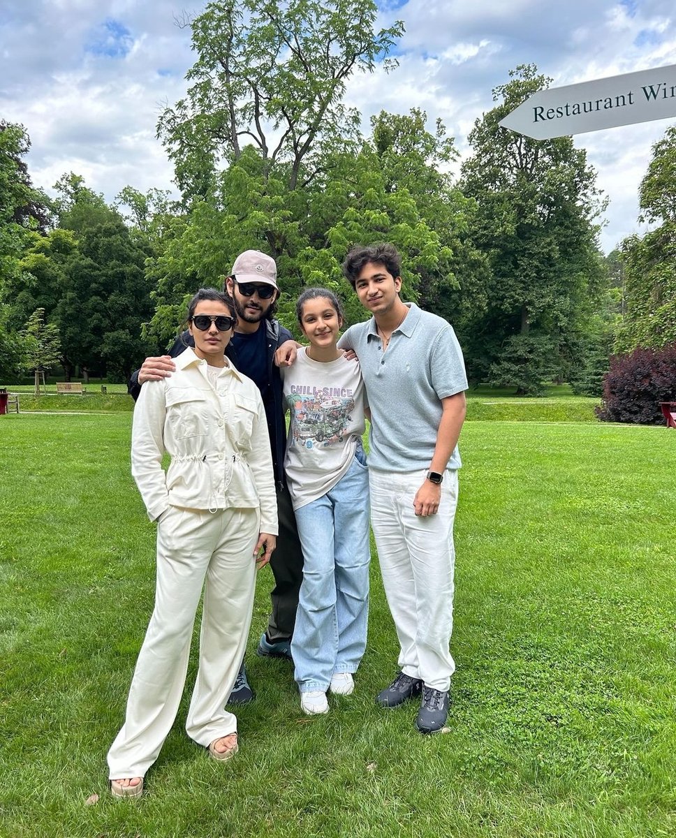 MaheshFanTrends's tweet photo. Superstar @urstrulyMahesh with his Family while in Germany 💌 https://t.co/CAMkPK32MC