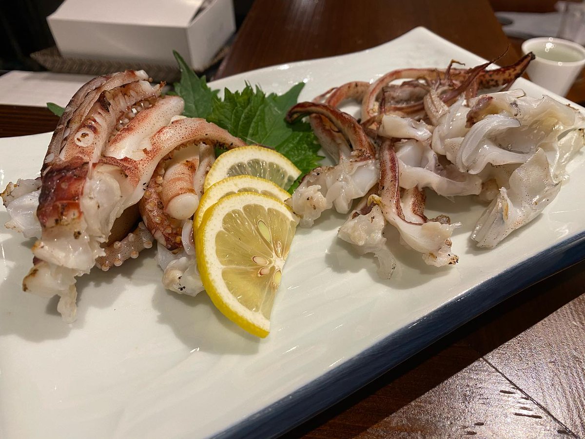 Trlytre's tweet photo. HSフィッシングクラブのメンバーが釣ったヤリイカをいただきました🦑💕
私は一応クラブのキャプテンなのですが、船酔いしやすい体質でして、😅この時は風速12mのため断念しました。🥲
食べるだけだなんて。。。情けない。笑
ありがとうございます🦑🎣🙇‍♀️
.
#メンバー28名
#幽霊部員もいるねw https://t.co/YhSUDEXGWa