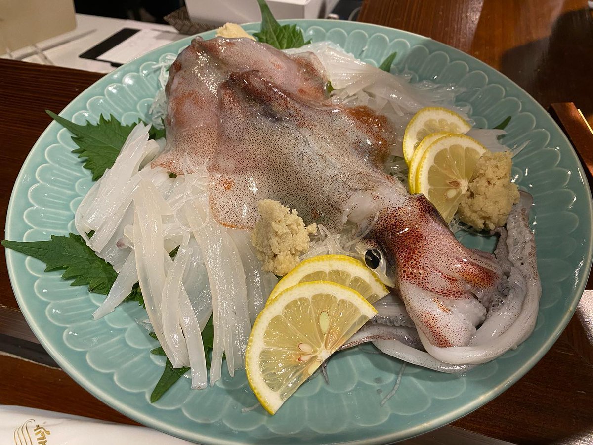 Trlytre's tweet photo. HSフィッシングクラブのメンバーが釣ったヤリイカをいただきました🦑💕
私は一応クラブのキャプテンなのですが、船酔いしやすい体質でして、😅この時は風速12mのため断念しました。🥲
食べるだけだなんて。。。情けない。笑
ありがとうございます🦑🎣🙇‍♀️
.
#メンバー28名
#幽霊部員もいるねw https://t.co/YhSUDEXGWa