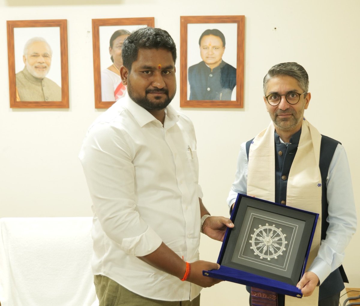sports_odisha's tweet photo. ଆଜି ଅଲମ୍ପିଆନ୍ @Abhinav_Bindra ମାନ୍ୟବର ମନ୍ତ୍ରୀ, କ୍ରୀଡ଼ା ଓ ଯୁବସେବା ବିଭାଗ, ଓଡ଼ିଶା ସରକାର, ଶ୍ରୀ @suryabanshibjp ଙ୍କ ସହ ସାକ୍ଷାତ କରି ଆନ୍ତର୍ଜାତିକ ଅଲମ୍ପିକ୍ସ୍ କମିଟିର ଓ.ଭି.ଇ.ପି ଭଳି ବିଭିନ୍ନ ପଦକ୍ଷେପ, ଅଲମ୍ପିକ୍ସ୍ ଫରେଷ୍ଟ ନେଟୱର୍କରେ ଓଡ଼ିଶାର ରିଡ଼ଲେ ଫରେଷ୍ଟ ବିଷୟରେ ଏବଂ ତୃଣମୂଳ ସ୍ତରରୁ ପ୍ରତିଭା ଚୟନ ପାଇଁ କ୍ରୀଡ଼ା ବିଜ୍ଞାନର ଏକୀକରଣକୁ ନେଇ ଆଲୋଚନା କଲେ। କ୍ରୀଡ଼ାକ୍ଷେତ୍ରରେ ଦେଶ ପାଇଁ ସୁନାମ ଆଣି ଅନେକ ଯୁବପୀଢ଼ିଙ୍କ ପାଇଁ ପ୍ରେରଣାର ଉତ୍ସ ପାଲଟିଥିବାରୁ କ୍ରୀଡ଼ାମନ୍ତ୍ରୀ ଅଭିନବ ବିନ୍ଦ୍ରାଙ୍କୁ ସମ୍ବର୍ଦ୍ଧିତ କରିଥିଲେ। 

#OdishaForSports
