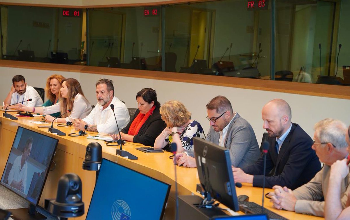 ManuPineda's tweet photo. 🇧🇴 #Bolivia no está sola. Hoy hemos organizado un encuentro de varios eurodiputados con la embajadora boliviana ante la #UE 🇪🇺 para reafirmar nuestro rechazo al intento de golpe de Estado y nuestro respaldo al proceso de transformación social boliviano y al Presidente Lucho Arce.

No hay margen para equidistancia ni para la desunión. Frente al golpismo y la reacción, unidad de las izquierdas y del pueblos.

¡Jallalla Bolivia!