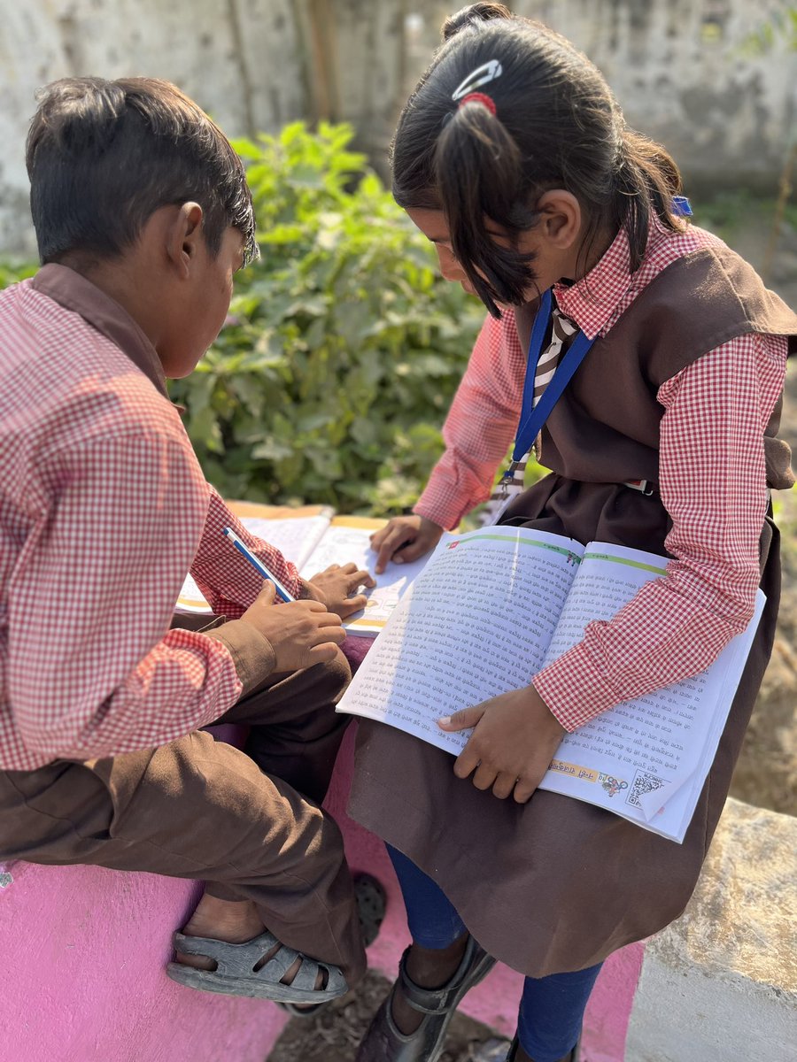 शिक्षकों की मूल समस्या को समझे बिना, अनर्गल आरोप लगाना उचित नहीं है
Trp के चक्कर में गुरु की गरिमा के साथ खिलवाड़ करना उचित नहीं है
 <a href="/sudhirchaudhary/">Sudhir Chaudhary</a> माफी मांगो
#BoycottOnlineAttendance 
#पहलेसमाधान_फिरऑनलाइनहाजिरी 
#ban_BlackAndwhiteshow 
#UpBasicEdu 
ख़ुद देखो हमारी कर्मठता