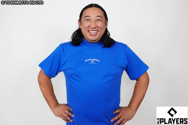 livedoornews's tweet photo. 【まさかの】ロバート秋山、大谷翔平＆山本由伸と体モノマネTシャツでコラボ
https://t.co/PgLW9R1j4O

Tシャツは「Shohei Ohtani」の文字と背番号「17」、「Yoshinobu Yamamoto」の文字と背番号「18」がそれぞれ書かれており、シャツをめくりあげると顔が現れるようになっている。価格は3980円。 https://t.co/1dYnGnaI4W