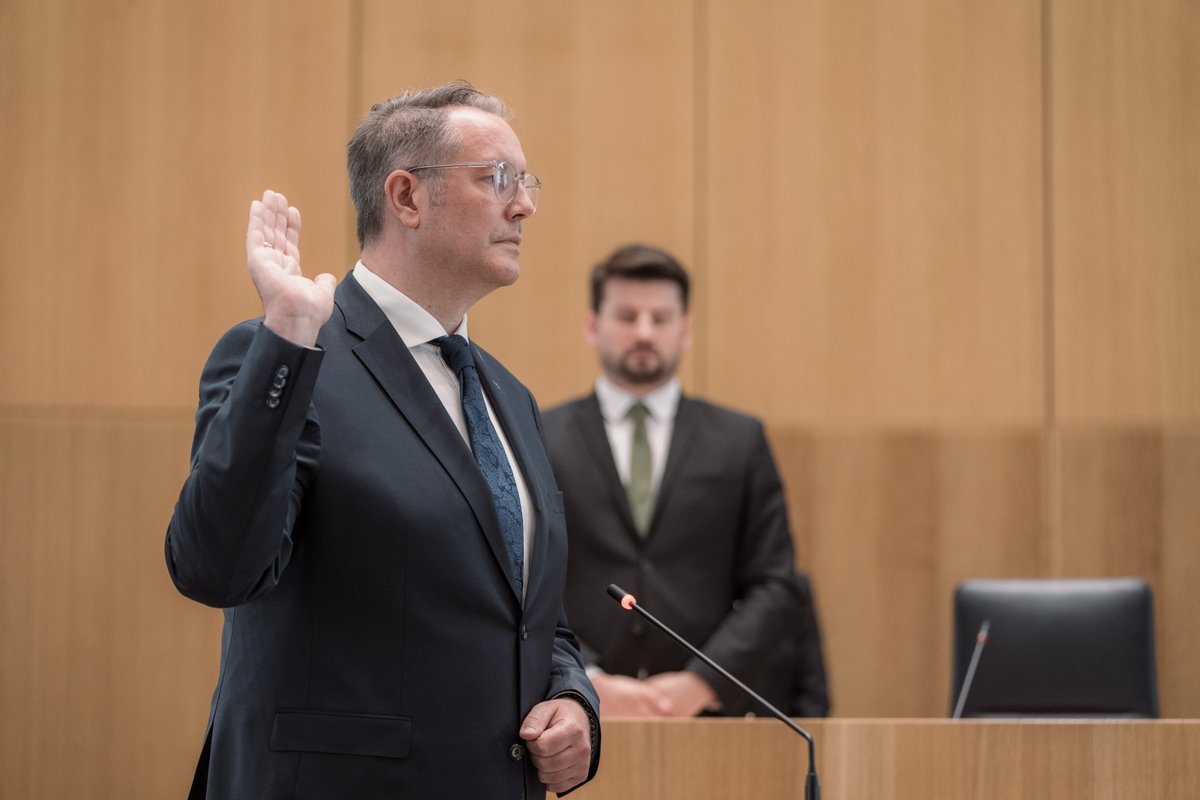 Der Landtag von #RLP hat Alexander Schweitzer zum neuen Ministerpräsident gewählt. Bei der geheimen Wahl erhielt er 57 Stimmen der anwesenden 100 Abgeordneten - drei mehr als die Regierungskoalition an Abgeordneten zählt. (1/3)