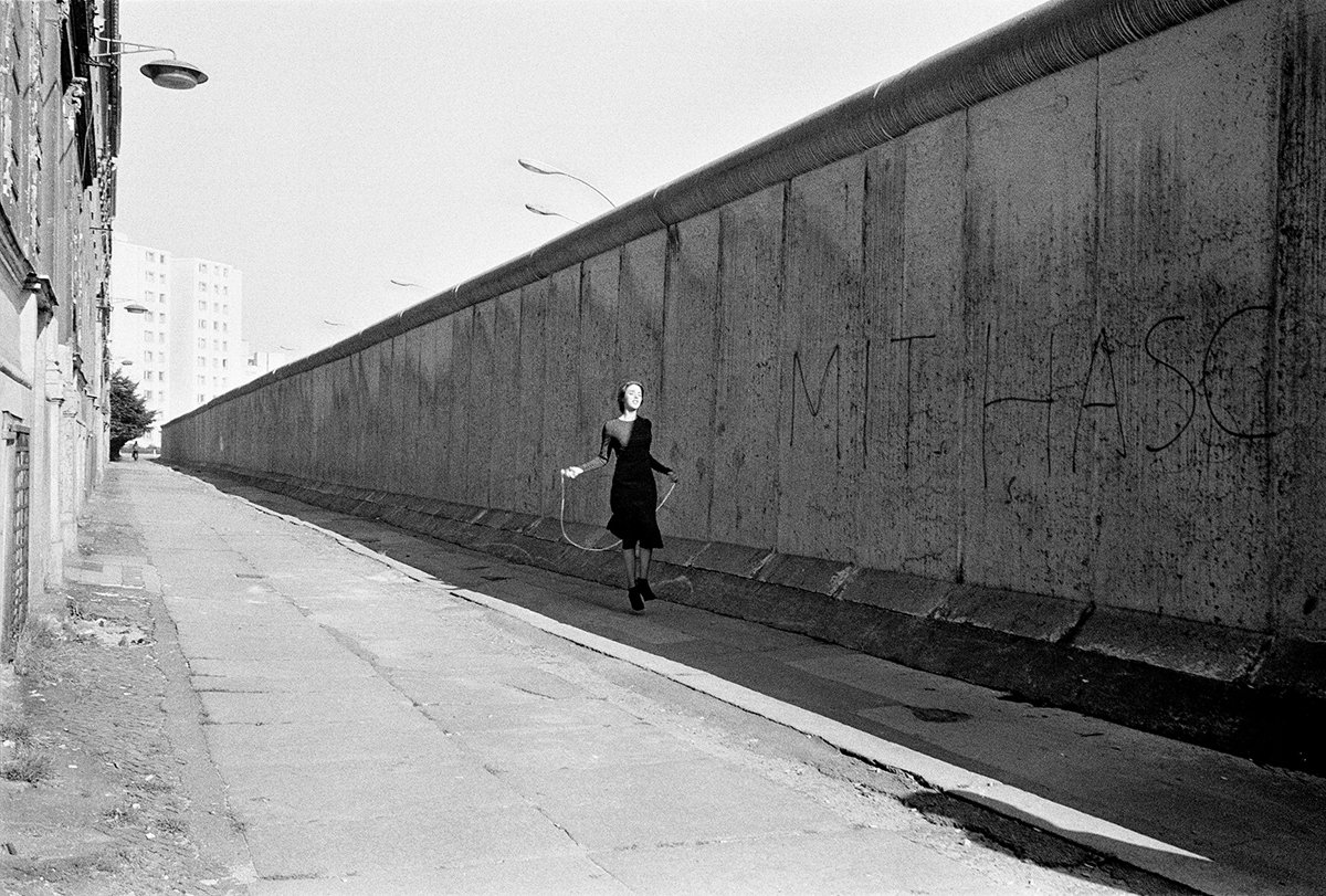DannyDrinksWine's tweet photo. Isabelle Adjani jumping rope near the Berlin Wall during the filming of "Possession", 1980.

(📸- Dominique Issermann) https://t.co/2HMfAOi3UE
