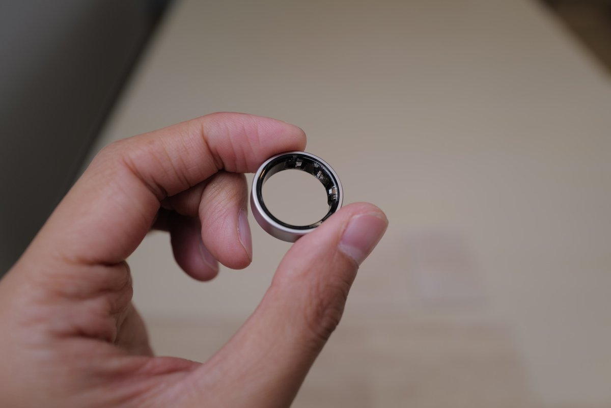 spin9's tweet photo. แหวน Galaxy Ring ตัวจริงนะครับ

- มี 3 สี เงินด้าน/ดำด้าน/ทองเงา
- ค่อนข้างหนา แต่น้ำหนักเบามาก
- มาพร้อมกล่องชาร์จ แบตอยู่ได้ 7 วัน
- มีให้เลือก 9 ขนาด (ไซส์ 5-13)
- ขายบางประเทศก่อน แต่ยังไม่ขายไทยในรอบนี้
- เปิดราคา $399 ไม่ถูกนะ

#SamsungUnpacked https://t.co/Hty8AGAc5W