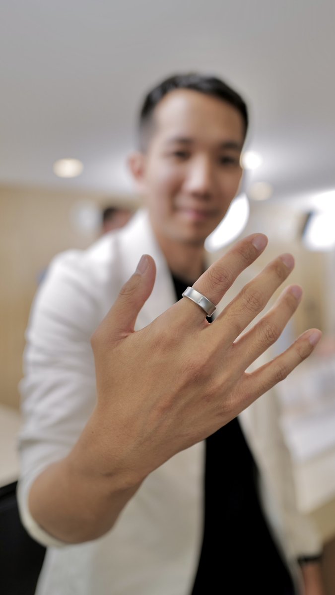 spin9's tweet photo. แหวน Galaxy Ring ตัวจริงนะครับ

- มี 3 สี เงินด้าน/ดำด้าน/ทองเงา
- ค่อนข้างหนา แต่น้ำหนักเบามาก
- มาพร้อมกล่องชาร์จ แบตอยู่ได้ 7 วัน
- มีให้เลือก 9 ขนาด (ไซส์ 5-13)
- ขายบางประเทศก่อน แต่ยังไม่ขายไทยในรอบนี้
- เปิดราคา $399 ไม่ถูกนะ

#SamsungUnpacked https://t.co/Hty8AGAc5W