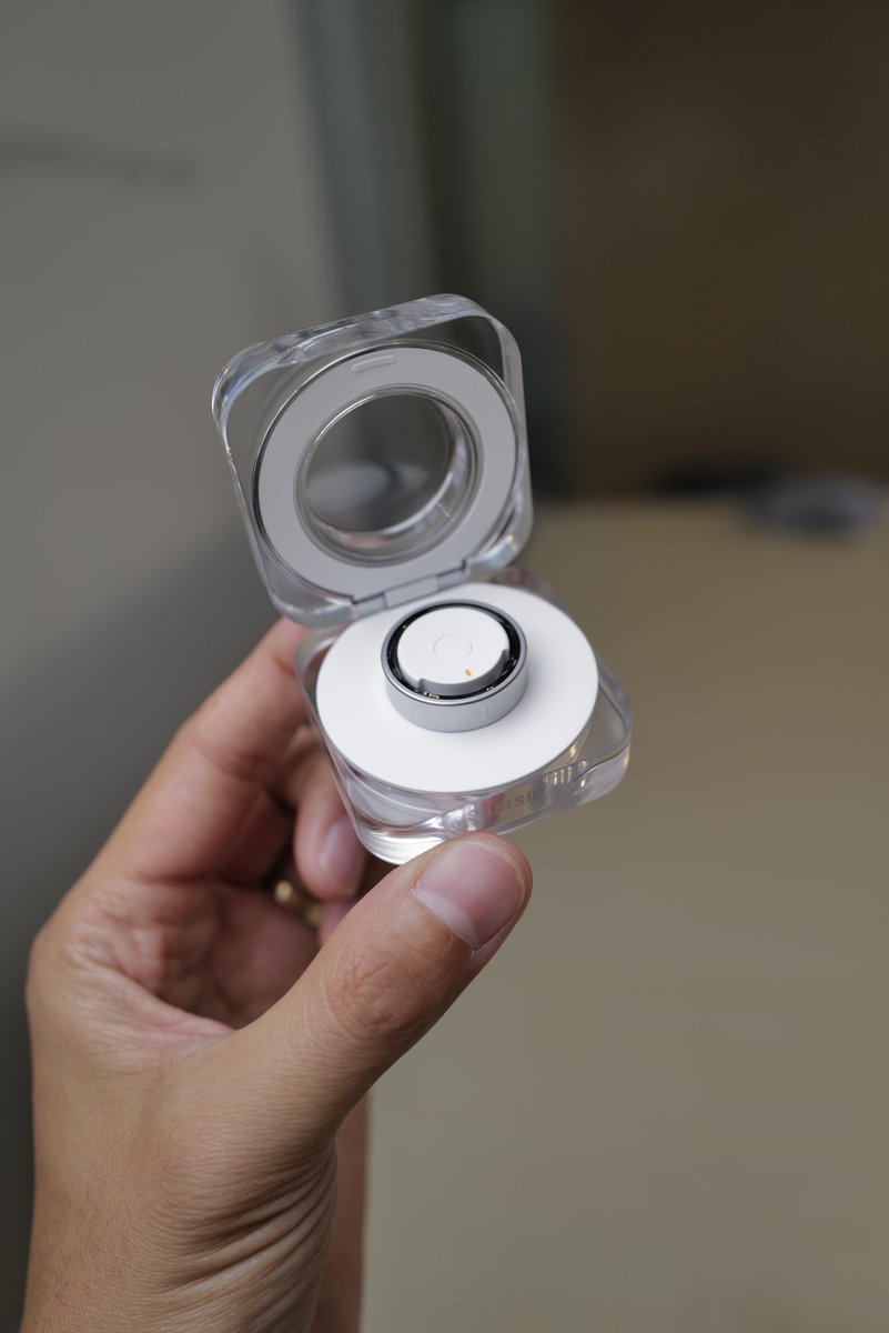 spin9's tweet photo. แหวน Galaxy Ring ตัวจริงนะครับ

- มี 3 สี เงินด้าน/ดำด้าน/ทองเงา
- ค่อนข้างหนา แต่น้ำหนักเบามาก
- มาพร้อมกล่องชาร์จ แบตอยู่ได้ 7 วัน
- มีให้เลือก 9 ขนาด (ไซส์ 5-13)
- ขายบางประเทศก่อน แต่ยังไม่ขายไทยในรอบนี้
- เปิดราคา $399 ไม่ถูกนะ

#SamsungUnpacked https://t.co/Hty8AGAc5W