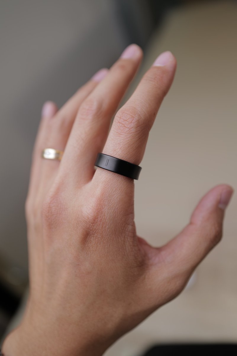 spin9's tweet photo. แหวน Galaxy Ring ตัวจริงนะครับ

- มี 3 สี เงินด้าน/ดำด้าน/ทองเงา
- ค่อนข้างหนา แต่น้ำหนักเบามาก
- มาพร้อมกล่องชาร์จ แบตอยู่ได้ 7 วัน
- มีให้เลือก 9 ขนาด (ไซส์ 5-13)
- ขายบางประเทศก่อน แต่ยังไม่ขายไทยในรอบนี้
- เปิดราคา $399 ไม่ถูกนะ

#SamsungUnpacked https://t.co/Hty8AGAc5W
