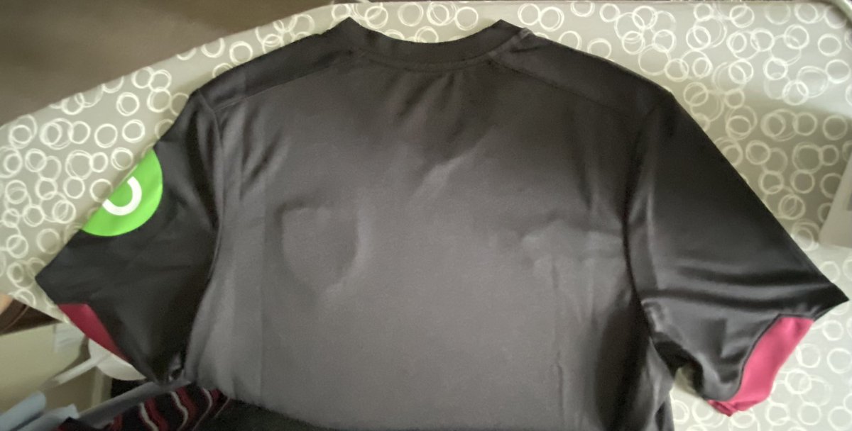 wayneelliot's tweet photo. Something missing from the back of the new shirt? https://t.co/sUZCGl3UU6