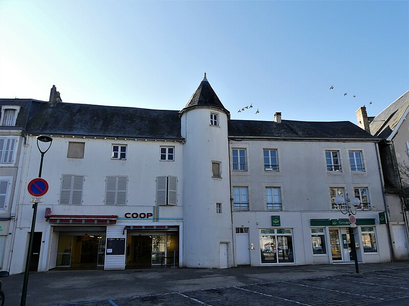 MonumentumFr's tweet photo. Maison à #Civray (#Vienne) Construction XVe siècle. La tourelle du XVe siècle donnant sur la place : inscription par arrêté du 17 avril 1935.
Suite 👉 https://t.co/FTK2sh6i3b
#Patrimoine #MonumentHistorique https://t.co/xyJ4iySnLD