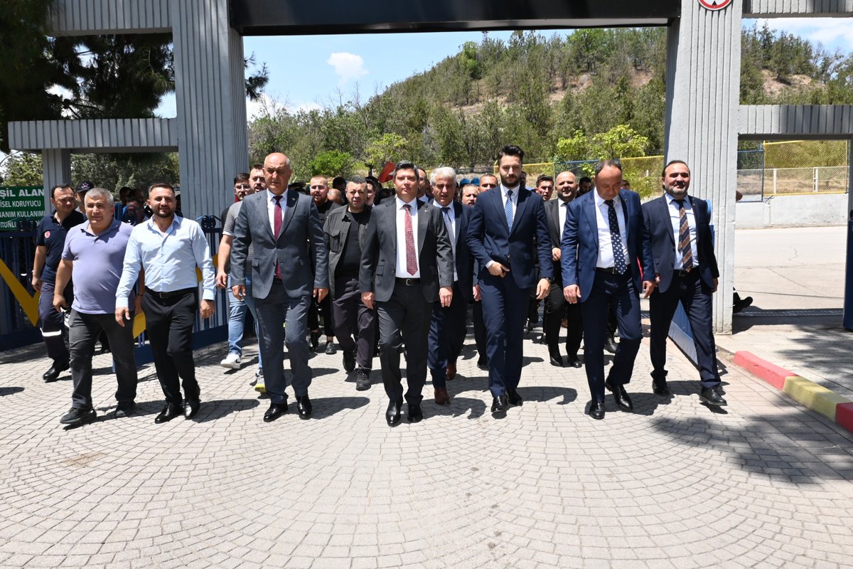 AltundagUysal's tweet image. Kırıkkale ziyaretim kapsamında MKE Mühimmat Fabrikasını ziyaret ettim. Üyelerimizin coşkulu karşılaması ile girdiğim fabrikada, temsilcilik binamızda ve on buçukluk atölyesinde üyelerimizle bir araya gelerek sohbet etme şansı buldum.