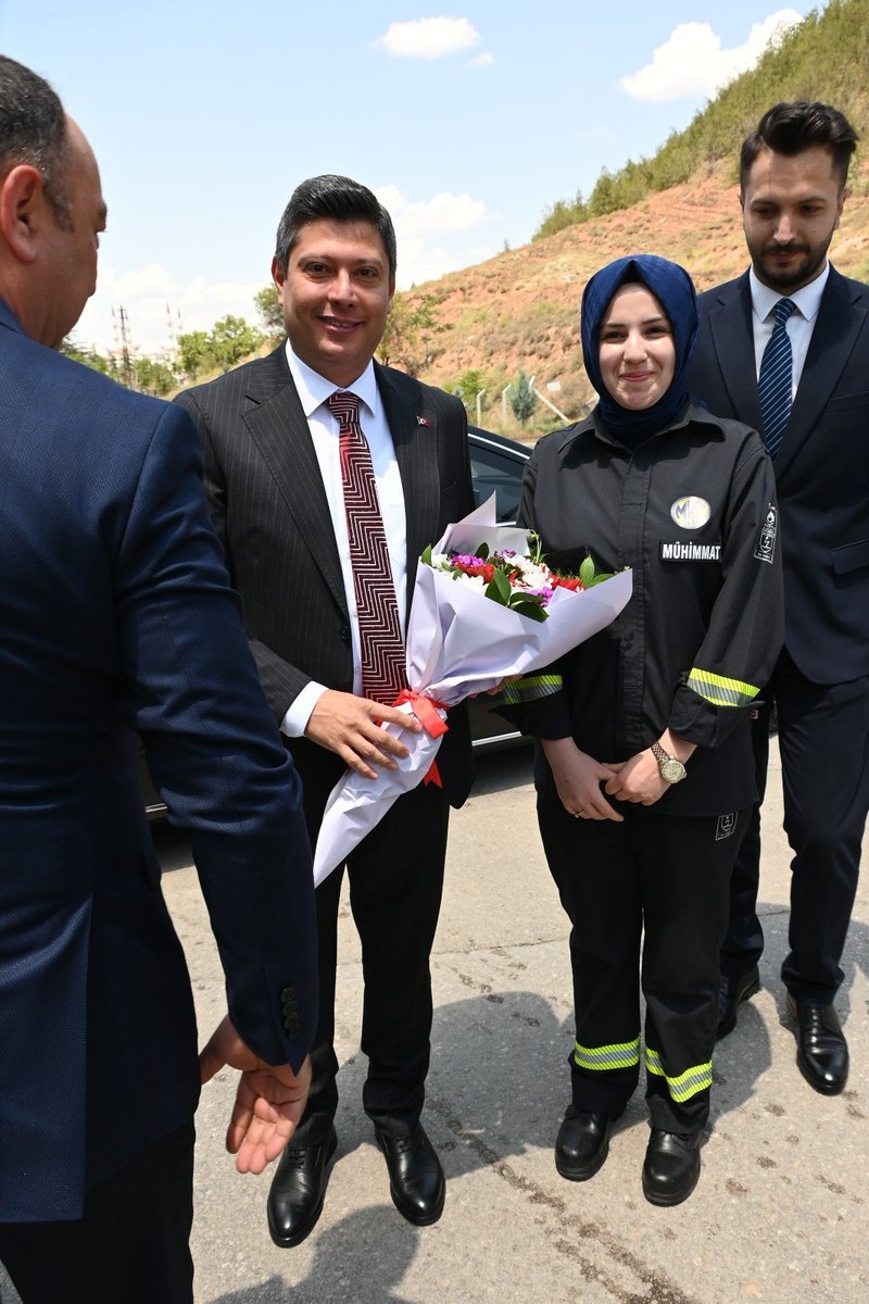 AltundagUysal's tweet image. Kırıkkale ziyaretim kapsamında MKE Mühimmat Fabrikasını ziyaret ettim. Üyelerimizin coşkulu karşılaması ile girdiğim fabrikada, temsilcilik binamızda ve on buçukluk atölyesinde üyelerimizle bir araya gelerek sohbet etme şansı buldum.