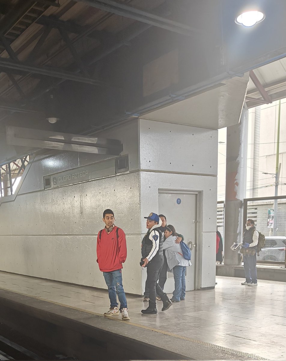 synaidolce's tweet photo. Gente como está que no respeta la autoridad, ni las señalización es el motivo que México no prospera @MetroCDMX  el clásico primero yo, luego yo.. https://t.co/TDJ4869ov5