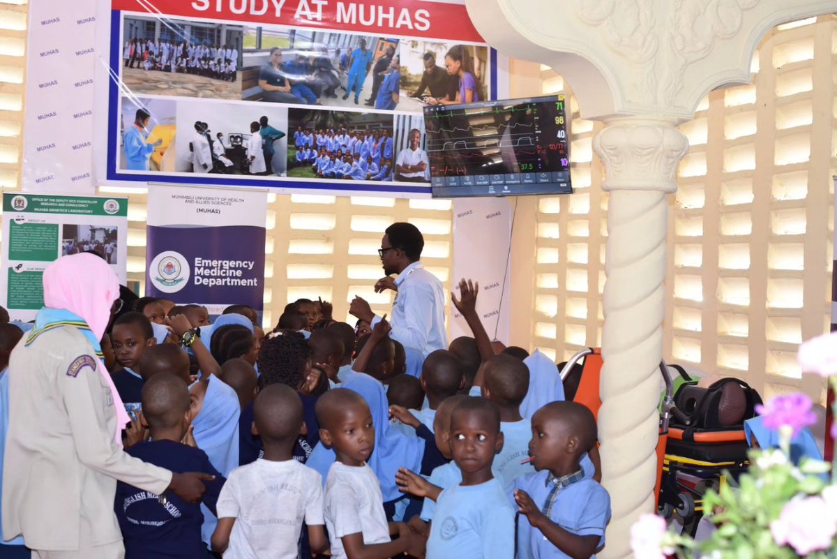 Wanafunzi wakipata elimu kuhusu huduma ya kwanza na dharura kutoka kwa mtaalamu wakati walipotembelea banda la MUHAS katika maonesho yanayoendelea katika viwanja vya sabasaba mpaka tarehe 13 Julai 2024

#Sabasaba2024
#MUHASBadoTupo
#KaribuTukuhudumie