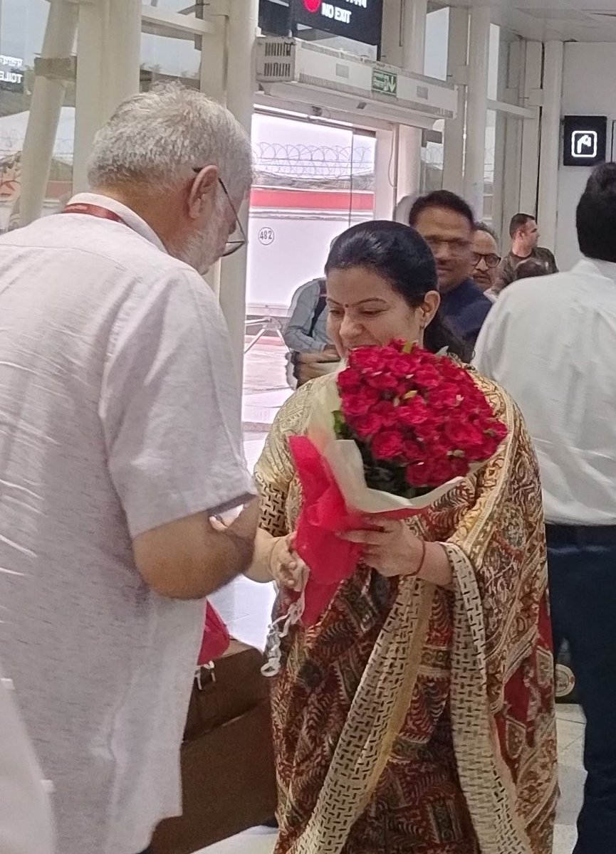 ceojharkhand's tweet photo. आज शाम भारत निर्वाचन आयोग के वरीय उप निर्वाचन आयुक्त श्री धर्मेंद्र शर्मा, वरीय उप निर्वाचन आयुक्त श्री नितेश व्यास, प्रधान सचिव श्री अरविंद आनंद का रांची आगमन हुआ।
बिरसा मुंडा एयरपोर्ट पर मुख्य निर्वाचन पदाधिकारी श्री के. रवि कुमार के नेतृत्व में स्थानीय वरीय पदाधिकारियों ने आयोग की टीम का पुष्प गुच्छ देकर स्वागत किया।
@ECISVEEP @SpokespersonECI