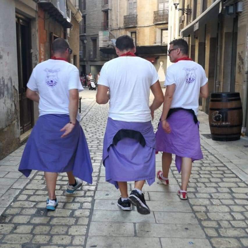 Pasito a pasito nos acercamos al día 24 !!!! 😱😱

Tan solo 2 semanas para vestir de blanco y rojo ⚪🔴, también con nuestro blusón morado 💜, por las calles de Tudela.

#25aniversarioandatu
#peñaandatu
#fiestasdetudela
