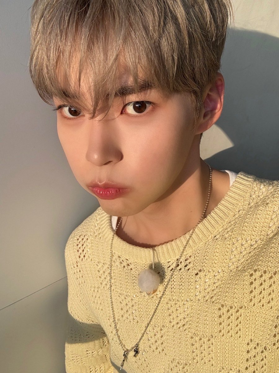 ZB1_official's tweet photo. _💌 

제로즈🌹 
1주년 축하해요 :)
사랑해요❤

#SUNGHANBIN #성한빈
#ZEROBASEONE #ZB1 #제로베이스원 https://t.co/zbGujLmbXf