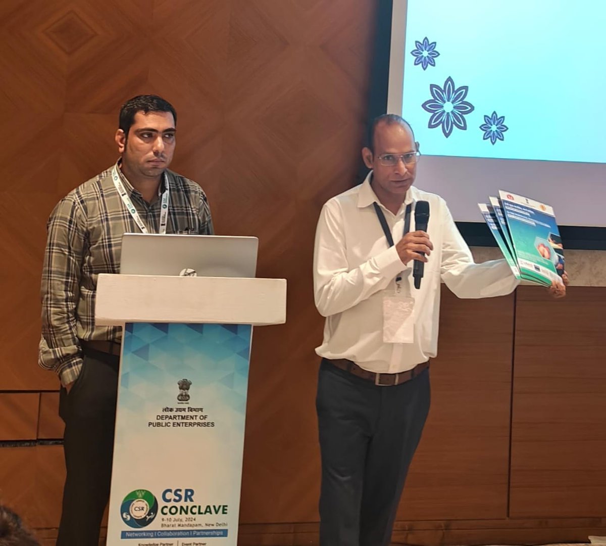 TbDivision's tweet photo. Dr Sanjay Kumar Mattoo- Joint Commissioner, CTD, shared insights of "TB free Workplace- guidance document" With the participants at #csrconclave2024.
#TBMuktBharat https://t.co/2GUE2DpA0l