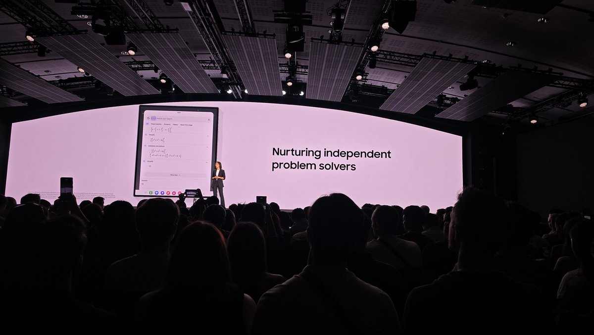 ميزة دائرة البحث تطورت 
وصارت تحل المسائل الرياضية

#GalaxyUnpacked