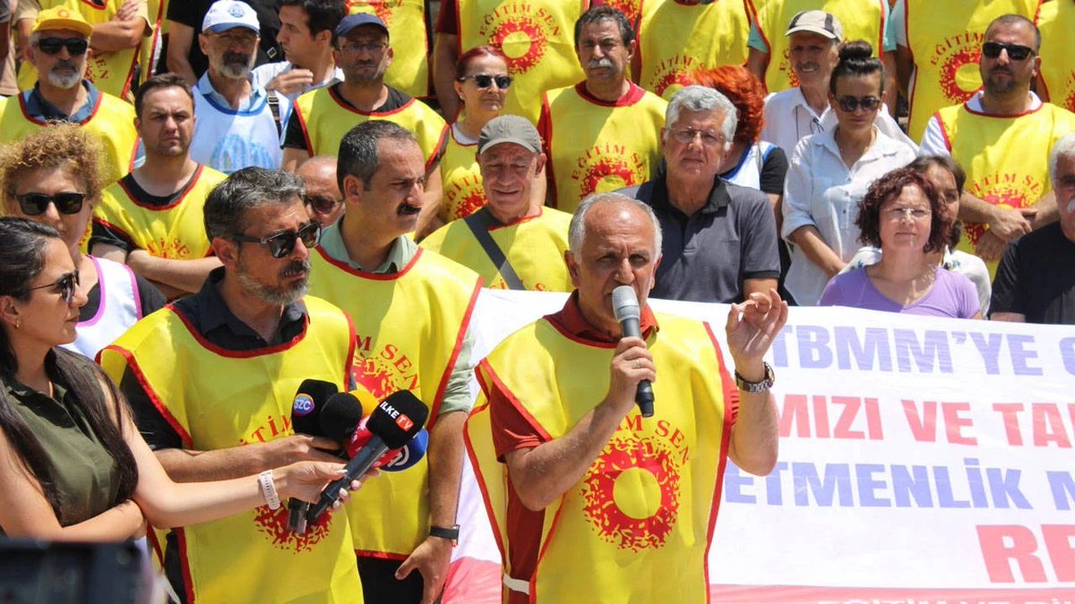 egitimsen's tweet photo. Öğretmenlik Meslek Kanunu’na karşı yaptıkları yürüyüş sırasında polis şiddetiyle karşılaşan öğretmenler, Milli Egemenlik Parkı’nda bir araya geldi. Her türlü baskıya rağmen ÖMK’ye karşı mücadeleyi sürdüreceklerini ifade eden öğretmenler, anayasal haklarını gasp eden polisler için suç duyurusunda bulunacaklarını bildirdi.
#meclisÖMKyireddet
https://t.co/3xqUUQ0naX