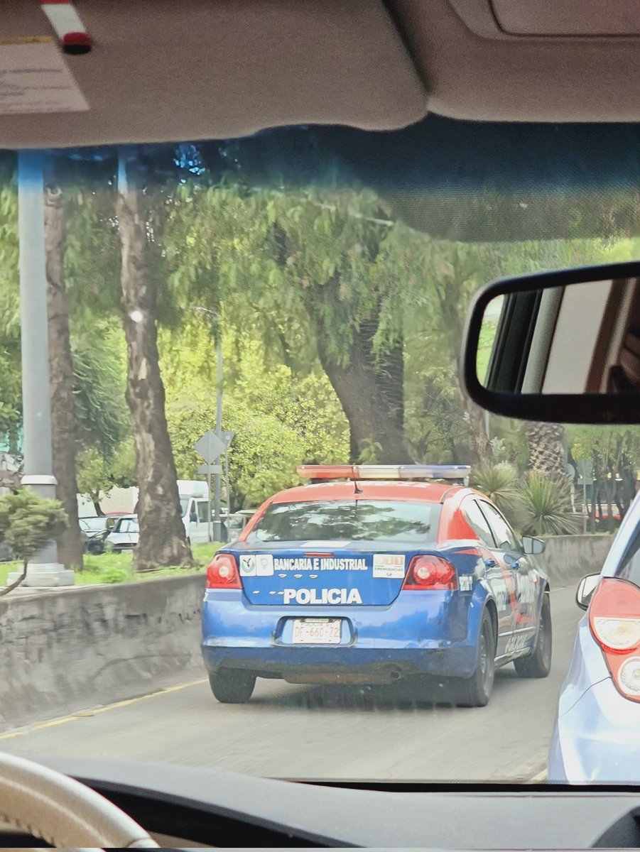 lizahi8's tweet photo. Y hasta la policía, con el celular en la mano, invade el carril de metrobus. https://t.co/taI273hfI0