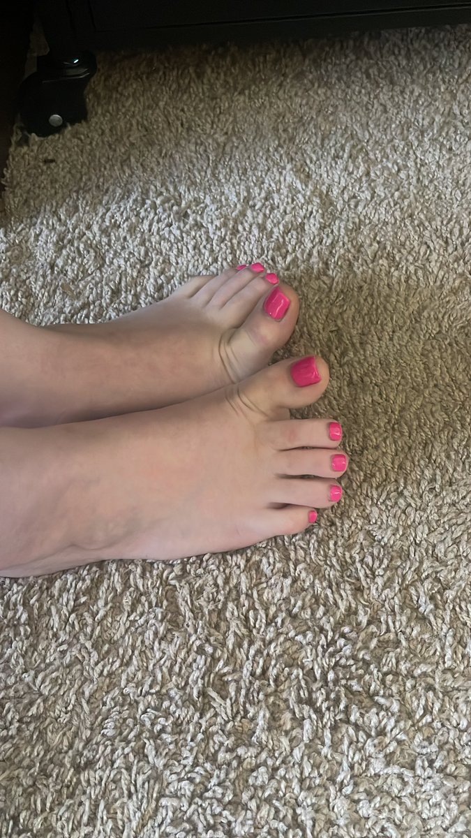 SoleySelling's tweet photo. Look at my pinkie toes! https://t.co/pqg1om6K3n