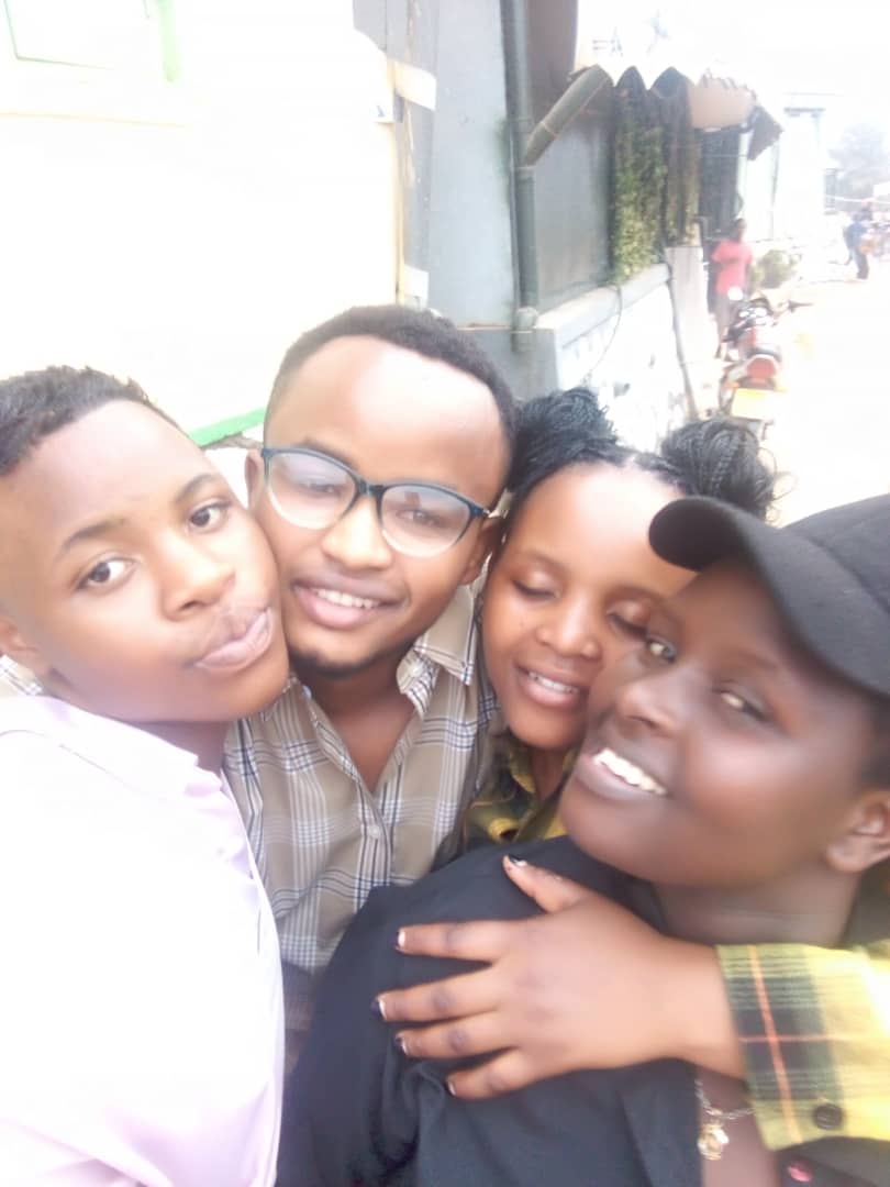 agapome's tweet photo. Ziriya mboga bavuga ngo zibona abana wowe ukiri umwana warazibonye cq ninjye windangare gusa 🤣🤣🤣🤣🤣🤣🤣 https://t.co/v5VHVseg8P