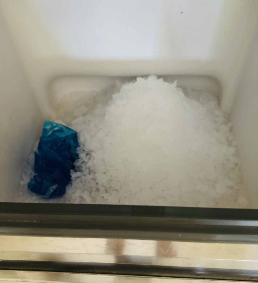 Spirelli79's tweet image. Die Versuchung ist groß den Kopf da reinzustecken 🤭 #icecubes #doconduty #nightshift #abkühlung