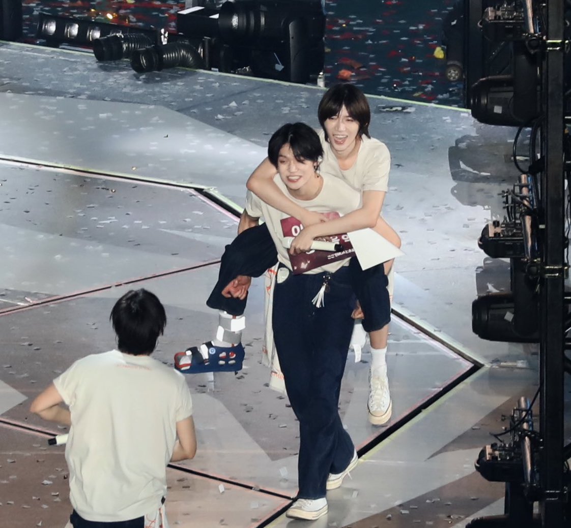 yxbxx's tweet photo. 연밤이 너무좋아…………. https://t.co/74zcP2bCSd