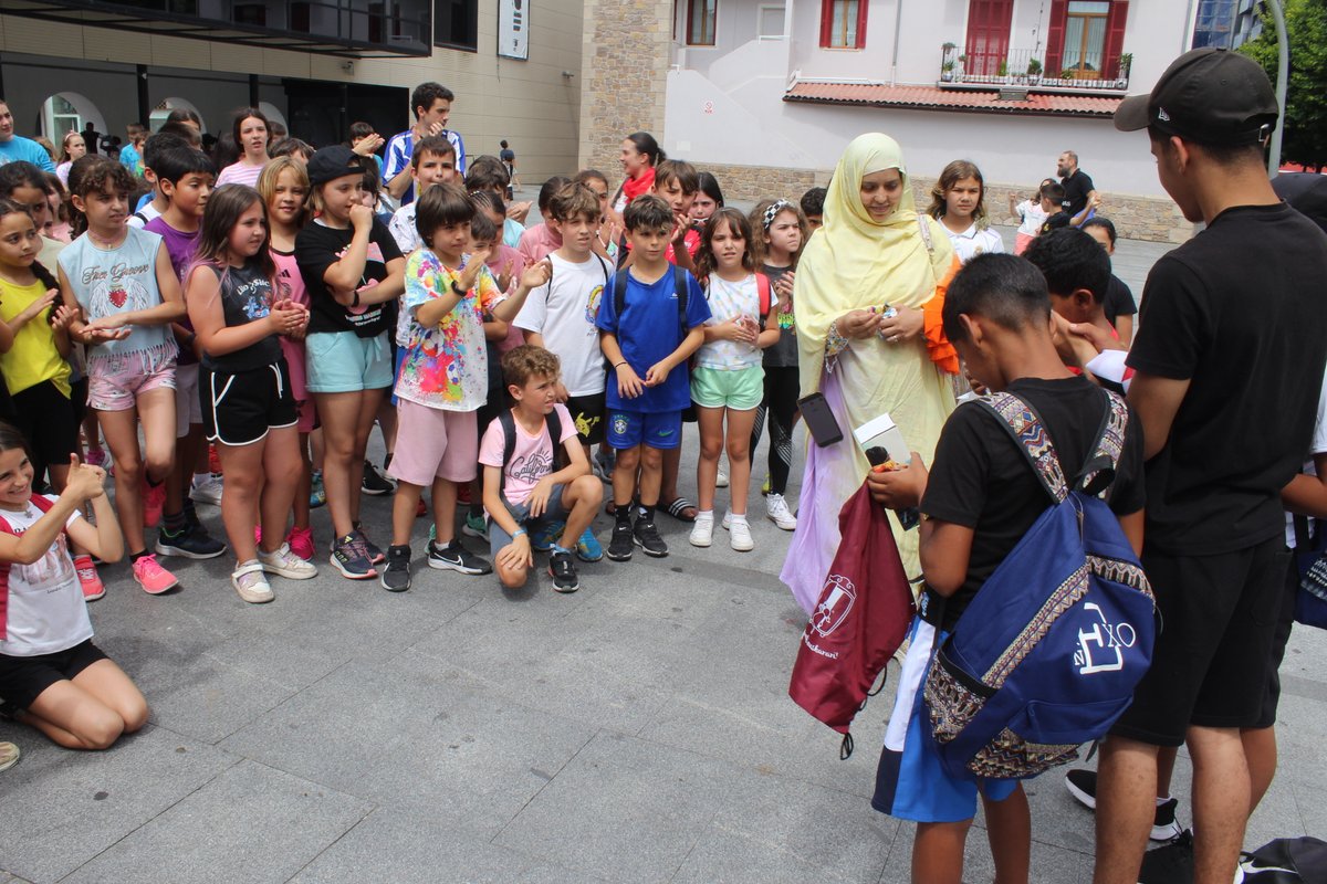 Ttakun Kultur Elkarteko Udako Txokoetan dabiltzan haur sahararrei ongietorri beroa egin diete Okendo plazan. Aurreskua dantzatu diete lehenik, eta Iritsi da eguna kanta gero. 

Ondo pasa Ahmed, Hassana, Jalil, Mustafa eta Ami!!

<a href="/OporrakBakean/">Oporrak Bakean 🇪🇭</a>