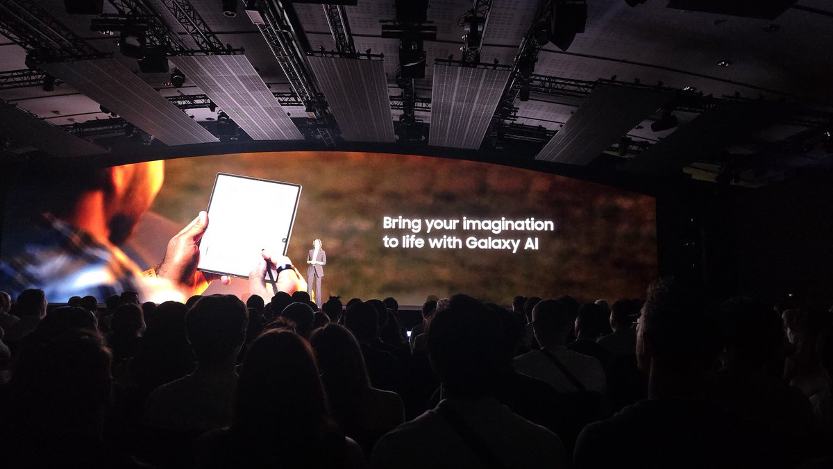 ميزة حلوة في الفولد لو رسمت اي صورة الذكاء الاصطناعي بيكملها لك ويلونها ويعطيك كذا نموذج ويسوي لك صورة بعد .. شي مجنون 😍😍

#GalaxyUnpacked