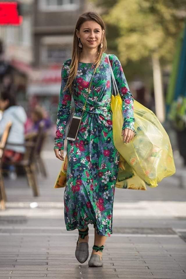 "Sarı Poşetli Kız" olarak bilinen, fotoğrafta gördüğünüz 24 yaşındaki pırıl pırıl gencimiz "Ceren Baştürk". İstanbul'da okuyan bir üniversite öğrencisi olan Ceren, eline aldığı sarı poşetlerle Kasımpaşa, Eminönü ve Şişhane'nin pek çok bölgesini dolaşıyor ve esnaflardan plastik ve