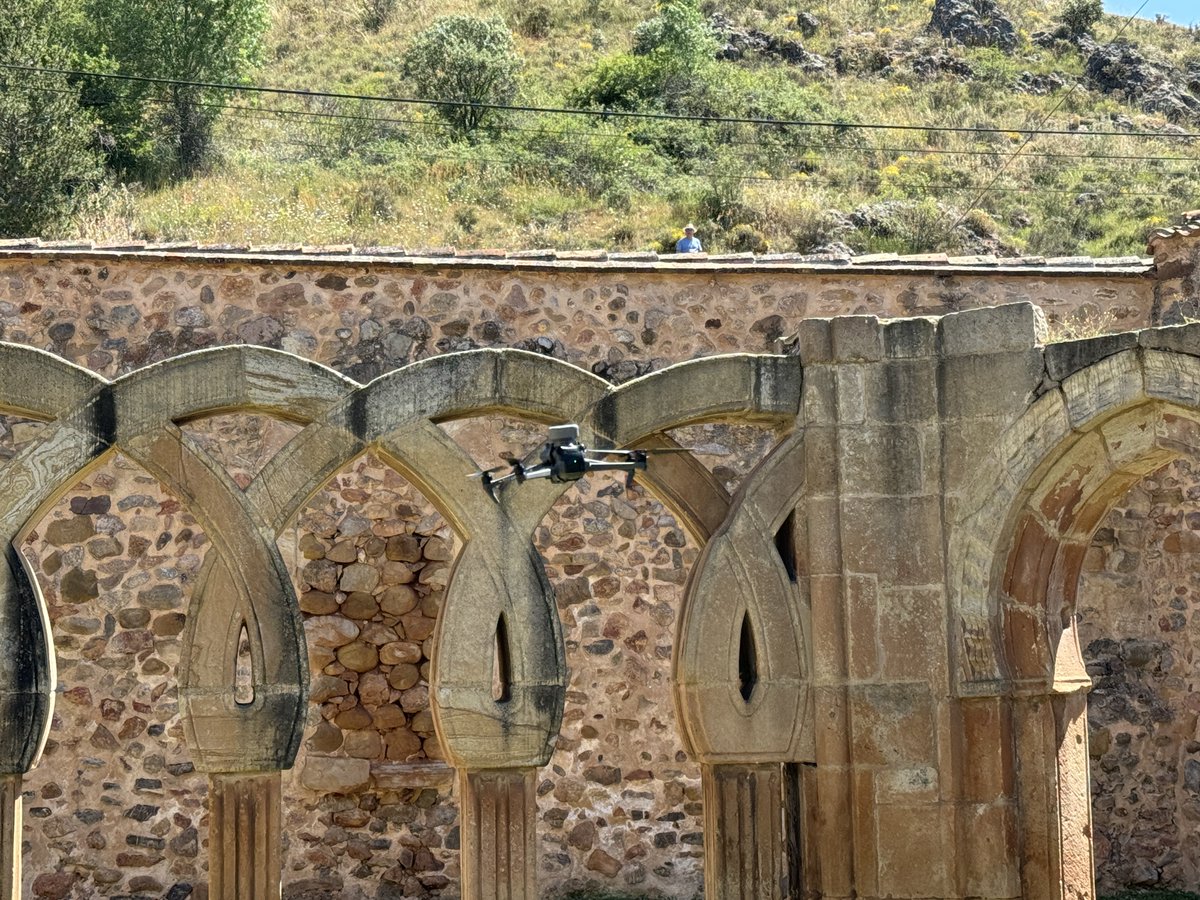 ipcepatrimonio's tweet photo. #ArqueologíaIPCE | @culturagob comienza los trabajos arqueológicos en el Monasterio de San Juan de Duero (Soria).

La primera fase de estudio, con drones y georradar, determinará los lugares a excavar para establecer soluciones para paliar las humedades que afectan al claustro. https://t.co/brZq7okQIj