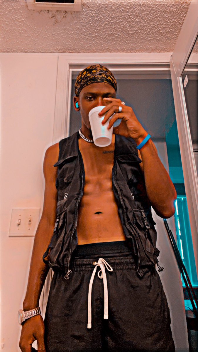 BamazWRLD's tweet photo. How i came into life vs what it made of me🤷🏾‍♂️💯🔥 https://t.co/j4C0zeQ4nY