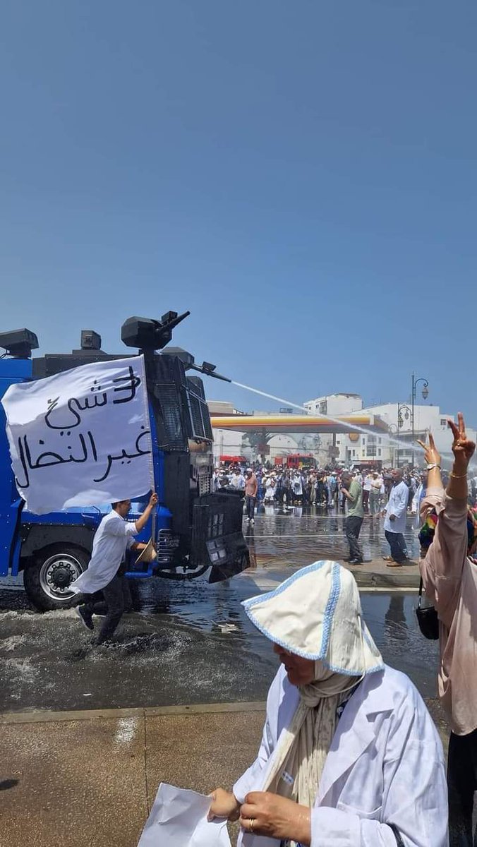 Omar_H_'s tweet photo. Violente dispersion de la manifestation des professionnels de la santé aujourd'hui à Rabat. Admirez la quantité d'eau par terre en pleine sécheresse. https://t.co/r5wowJ6o0g