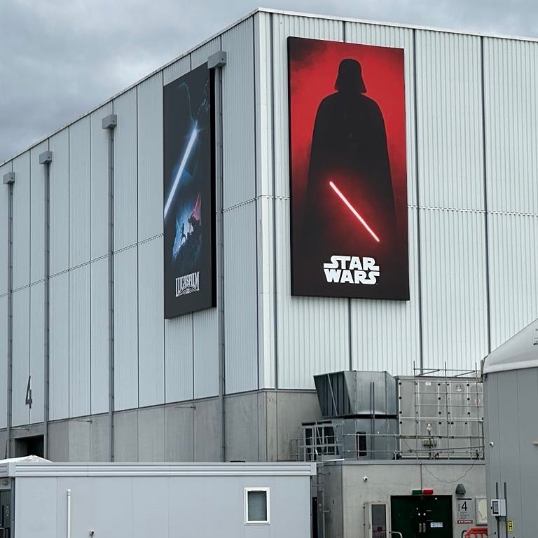 FanthaTracks's tweet photo. From Insta: https://t.co/mKQ1I4N7v4
New #starwars vader banner up @pinewoodstudios east lot #starwarsfilminglocation https://t.co/sxjVO4d8si