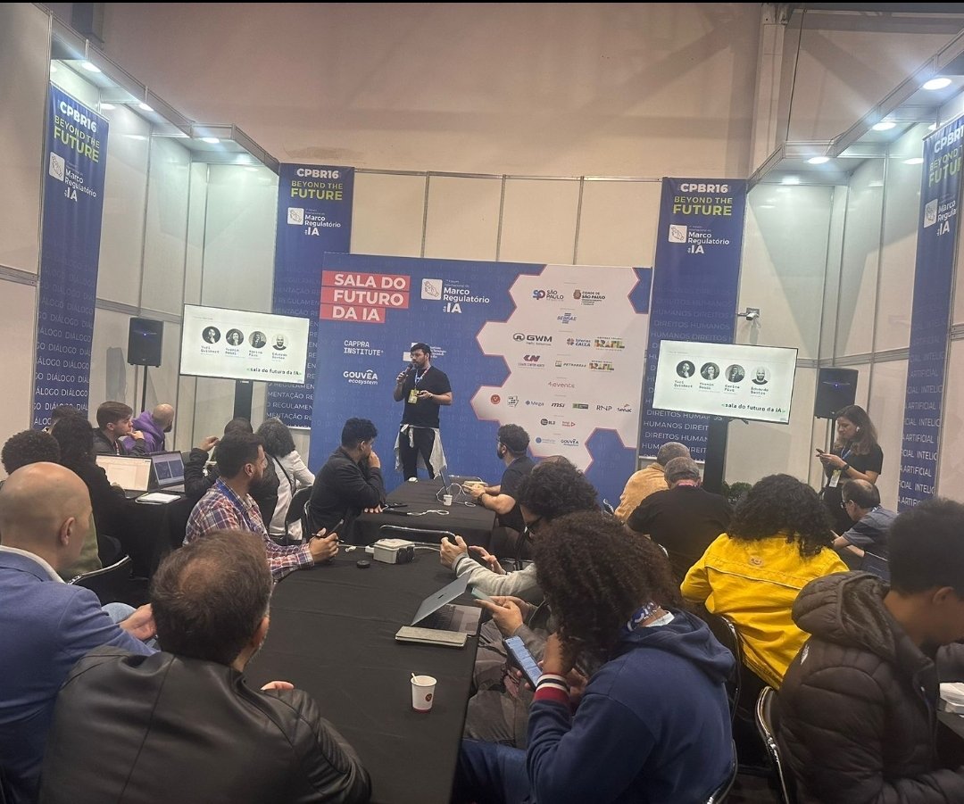 Sala cheia no hackathon sobre regulação da inteligência artificial que está acontecendo na <a href="/CampusPartyBRA/">Campus Party Brasil</a>. A sala do futuro vai funcioar 24 horas por dia com grupos de 50 pessoas, liderada pelo <a href="/cappra/">Ricardo Cappra</a>. Todas as contribuições vão para a consulta publica: oquequeremosdaia.com.br