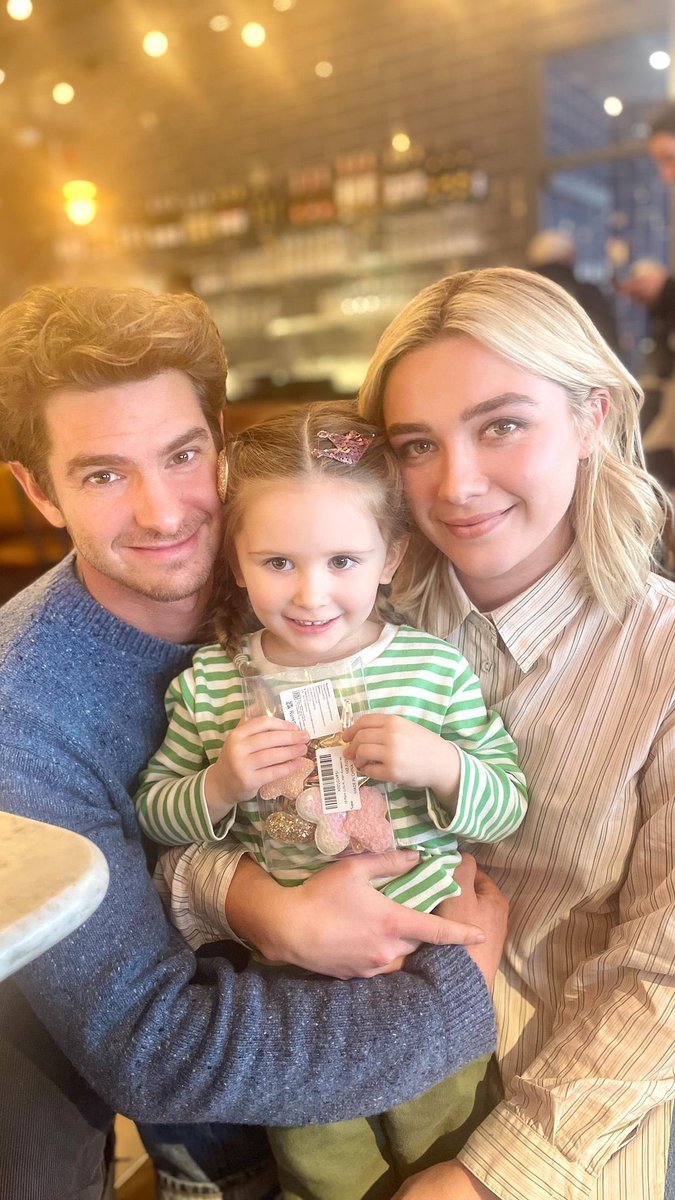 DiscussingFilm's tweet photo. Andrew Garfield and Florence Pugh with their on-screen daughter for ‘WE LIVE IN TIME’

In theaters on October 11. https://t.co/iokGurPYV1